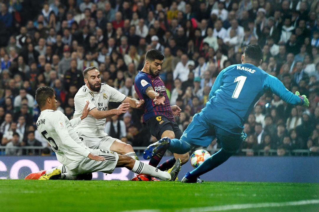 Varane intenta impedir el gol de Suárez, jugada que terminaría con el 0-2 y el francés aquejado en el suelo