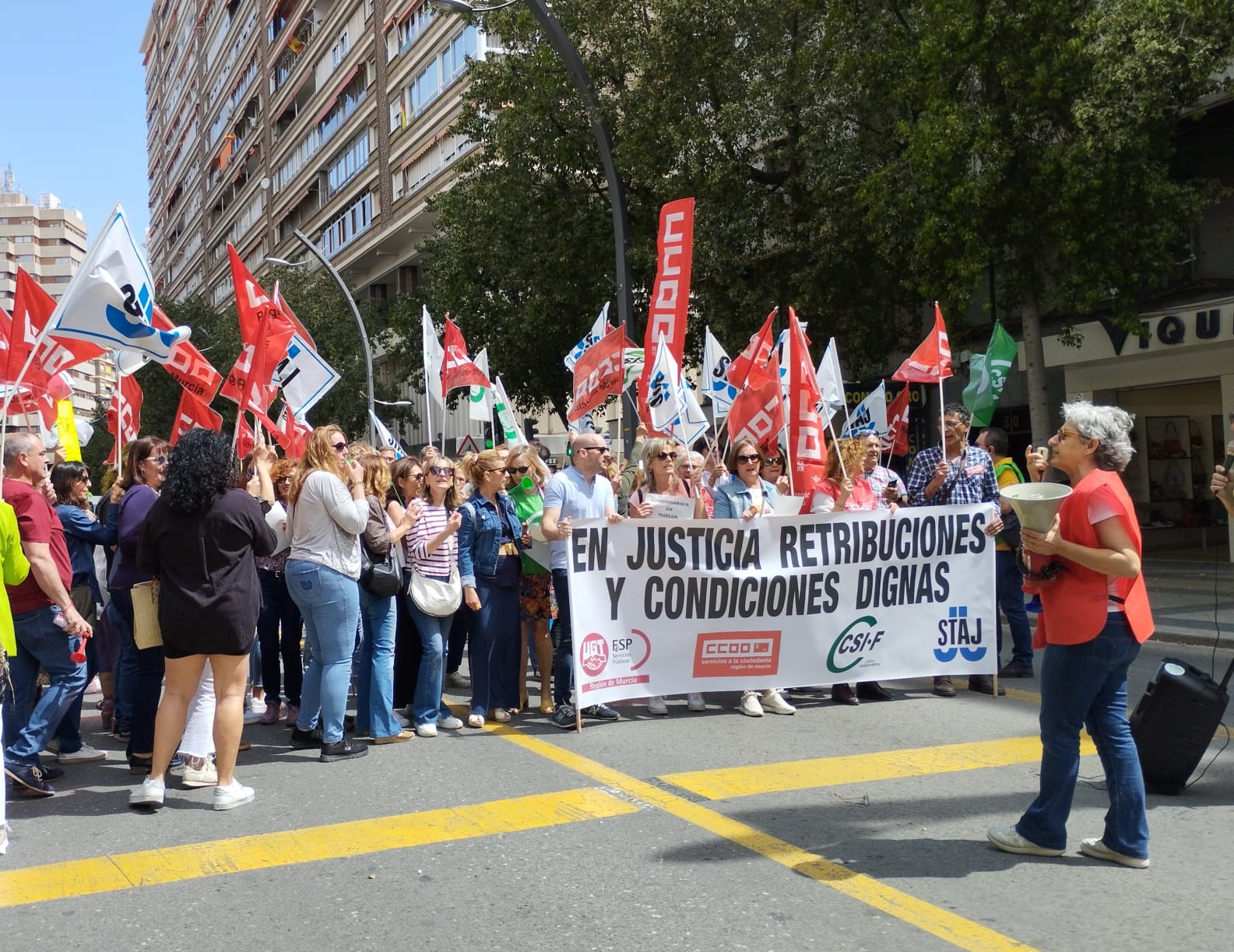 Trabajadores de la Administración de Justicia convocados por CCOO, UGT, CSIF y STAJ cortan la Gran Vía este miércoles