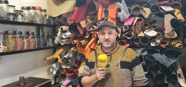 Fernando Cabo, propietario de R-Evoluciona taller de cuero en el Casco Viejo de Bilbao