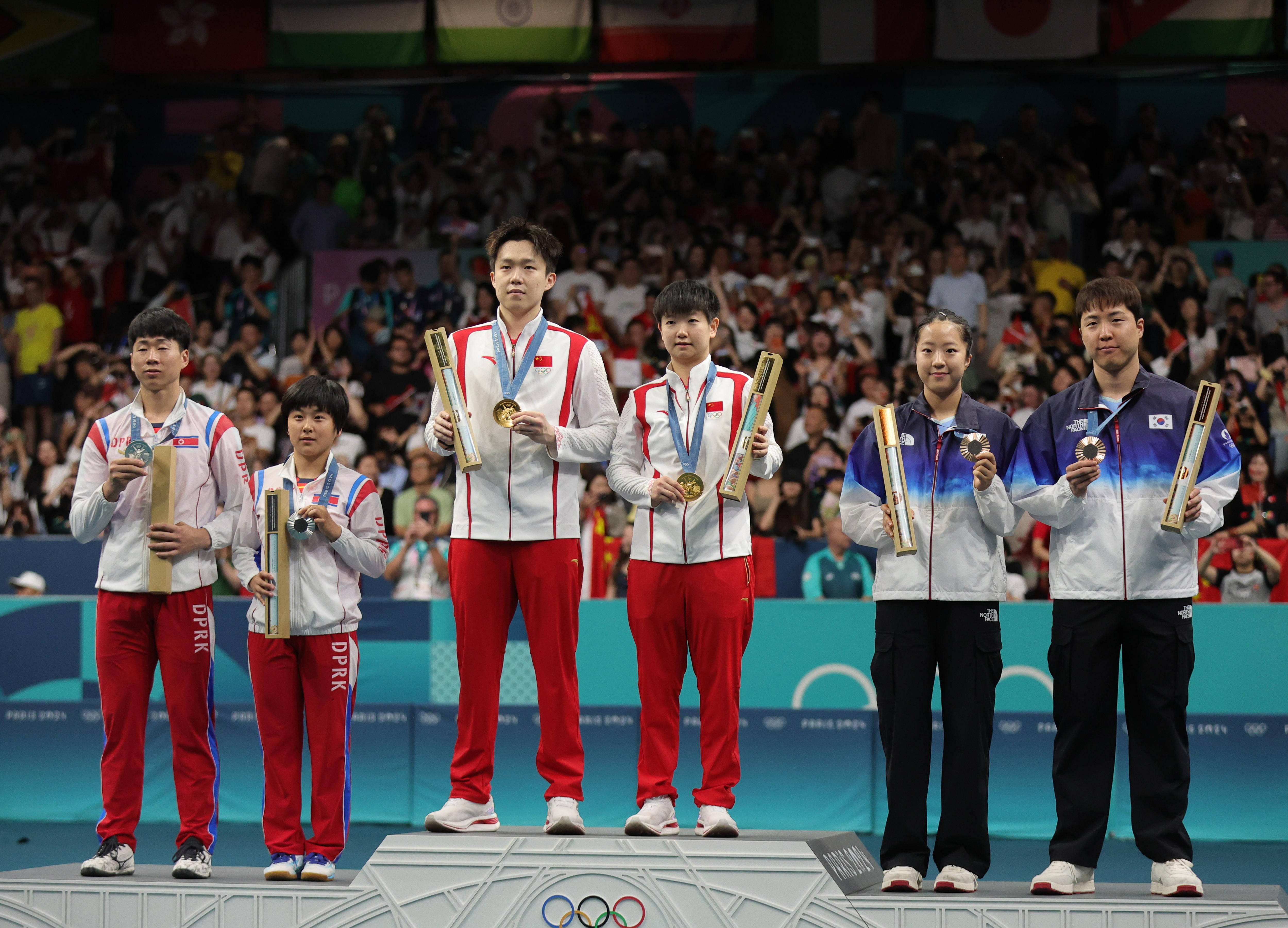 Los medallistas olímpicos de tenis de mesa en la categoría de dobles mixtos.