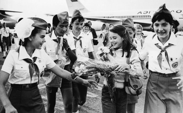 Samantha Smith (1972 - 1985) agasajada a su llegada al aeropuerto de Crimea el 9 de julio de 1983 