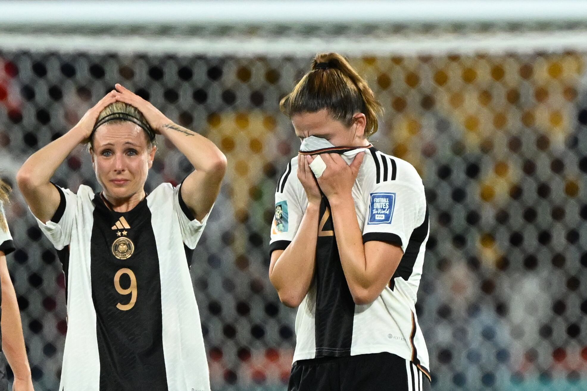 Svenja Huth y Chantal Hagel, jugadoras de Alemania, tras caer eliminadas del mundial femenino