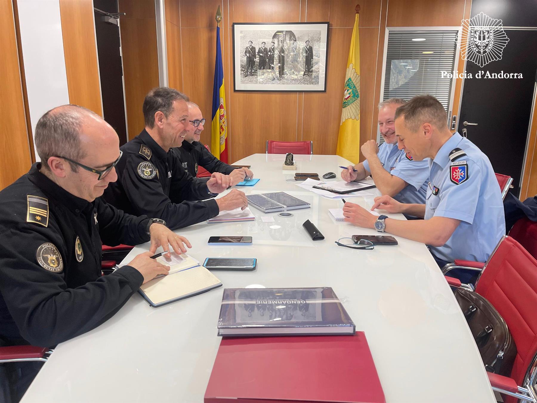 Un moment de la reunió del director de la policia i els caps de les unitats de Seguretat Ciutadana i d’Intervenció Tècnica amb el coronel en cap de la gendarmeria nacional francesa a l’Arieja i el capità comandant de la companyia de Foix.