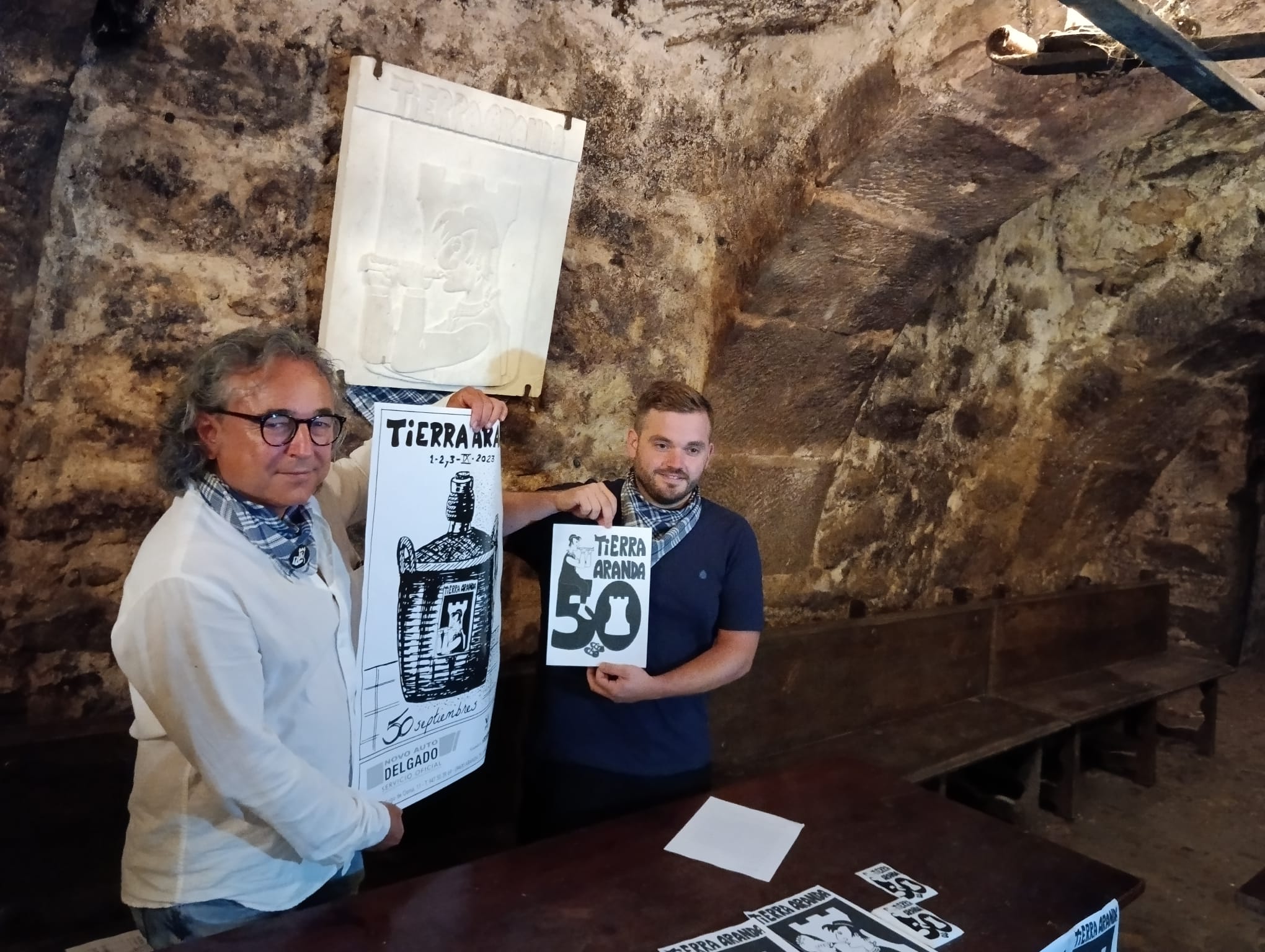 Héctor Díez (izq) y José Manuel de la Hoz muestran la imagen del 50 aniversario y el cartel