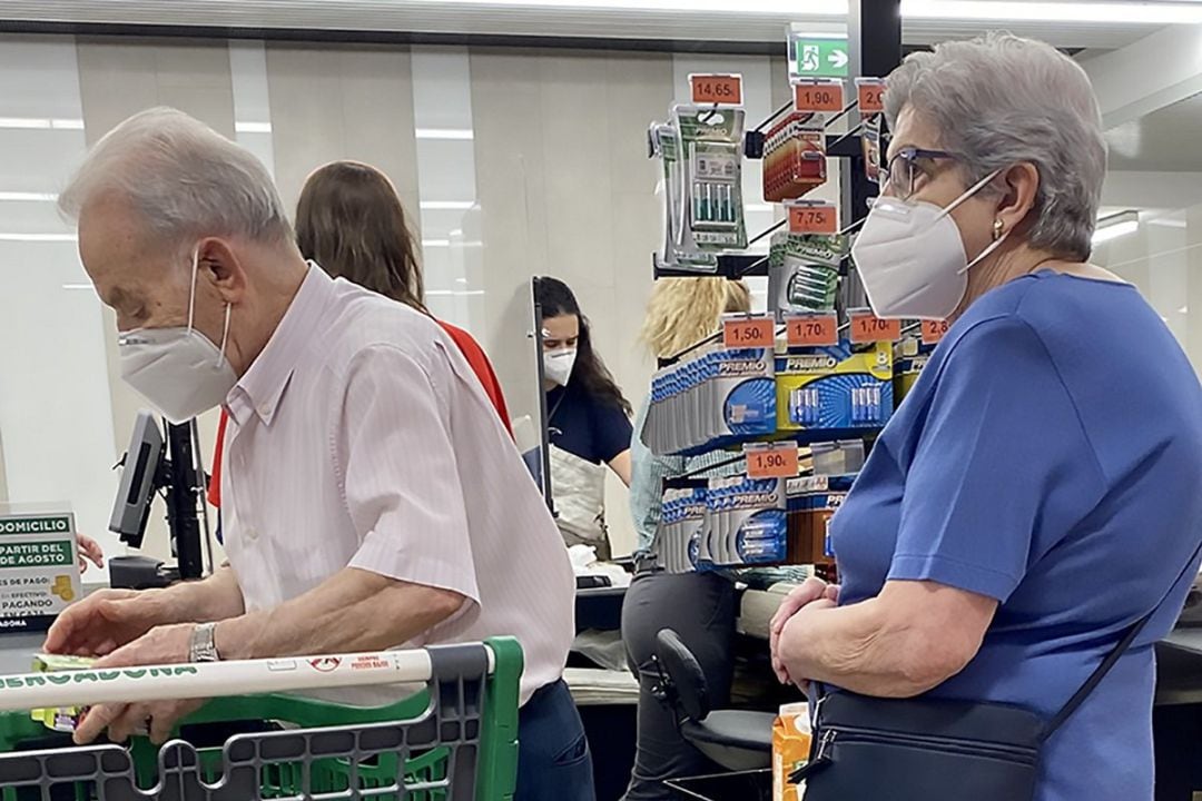 Pensionistas comprando en el supermercado. 