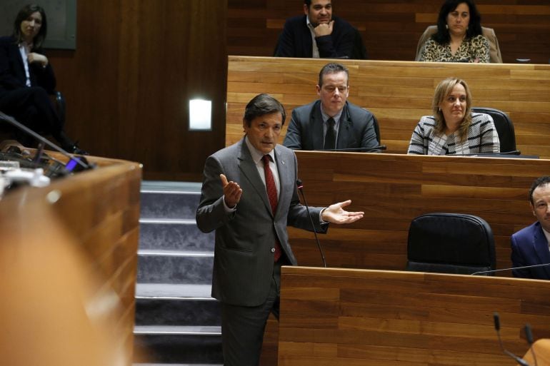 El presidente se dirige a la portavoz del PP, Mercedes Fernández, desde su escaño.