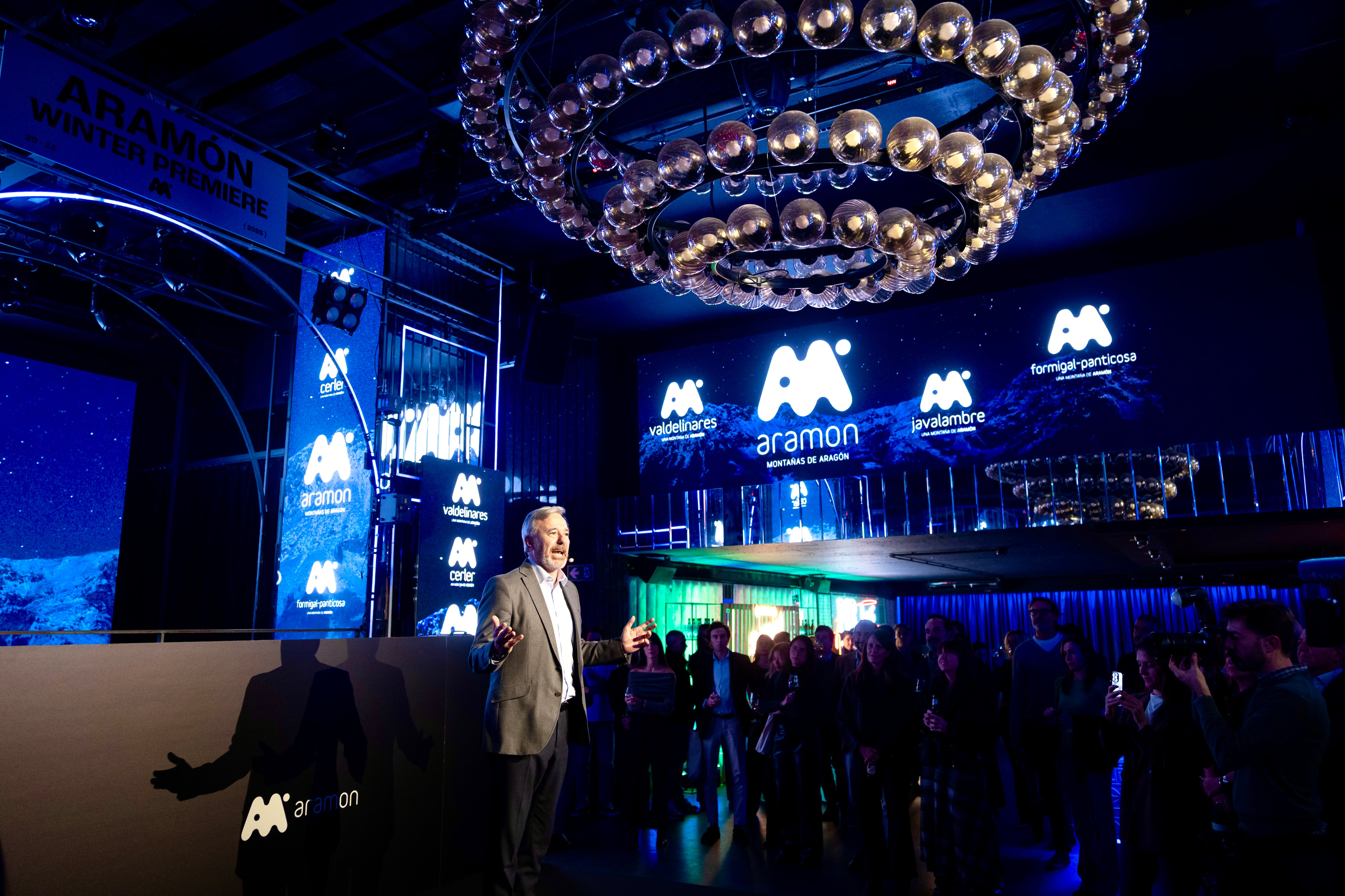 Jorge Azcón durante la presentación de la campaña de esquí de Aramón en Madrid