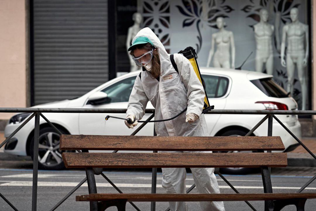 Un operario trabajando en labores de desinfección para impedir la propagación del coronavirus en el decimonoveno día de confinamiento en Ávila. 