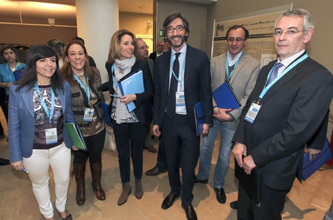 La presidenta del PP vasco, Arantza Quiroga, posa junto a los dirigentes de su formación, Iñaki Oyarzábal, Alfonso Alonso, Antón Damborenea, y Nerea Llanos