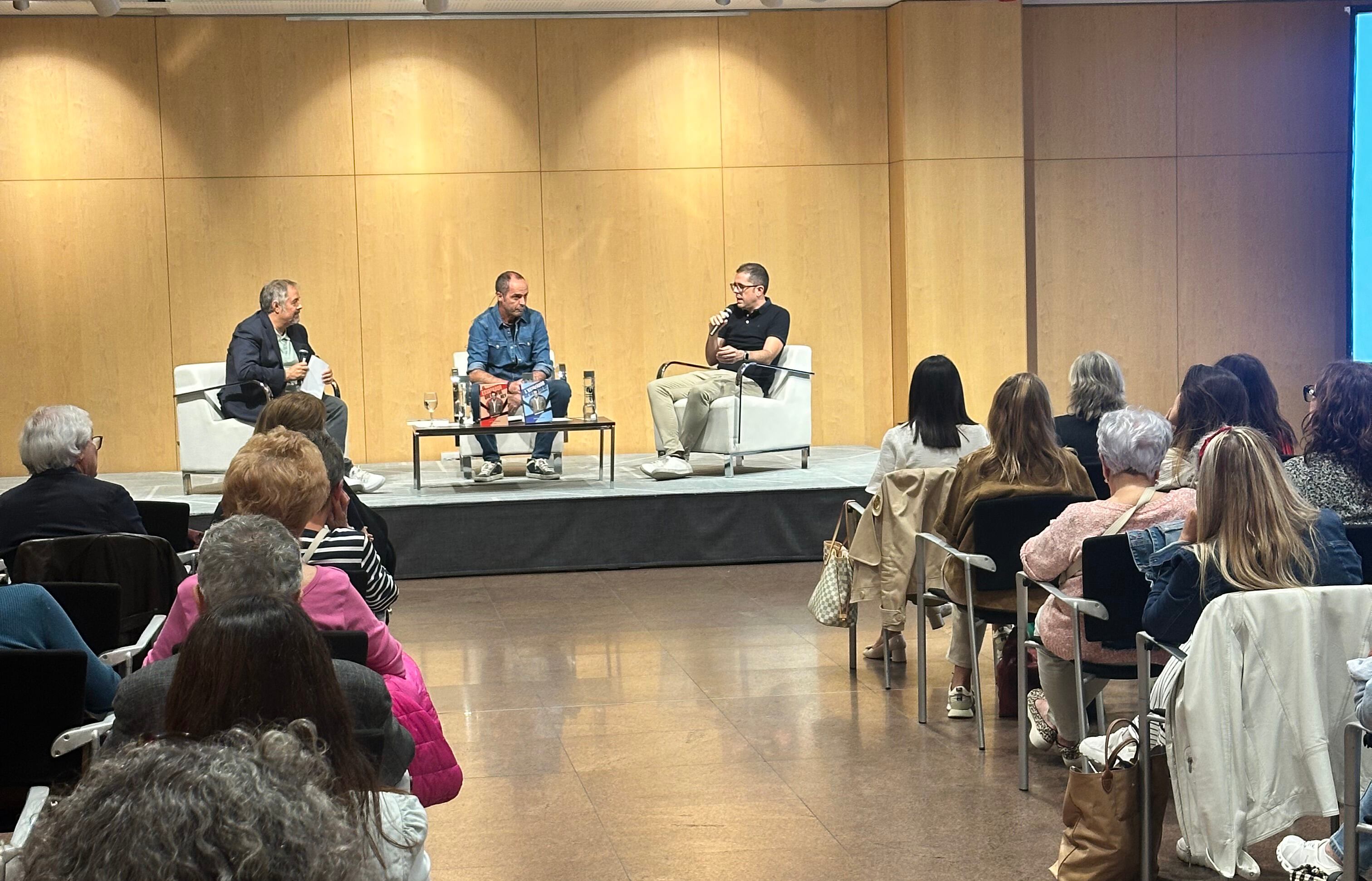 L'autor del llibre "L'estafador que va ser rei d'Andorra" (c) durant l'acte de presentació de l'obra a Andorra la Vella