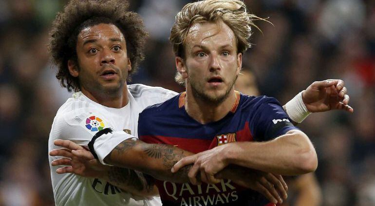 El brasileño Marcelo defiende a Rakitic en un Clásico.