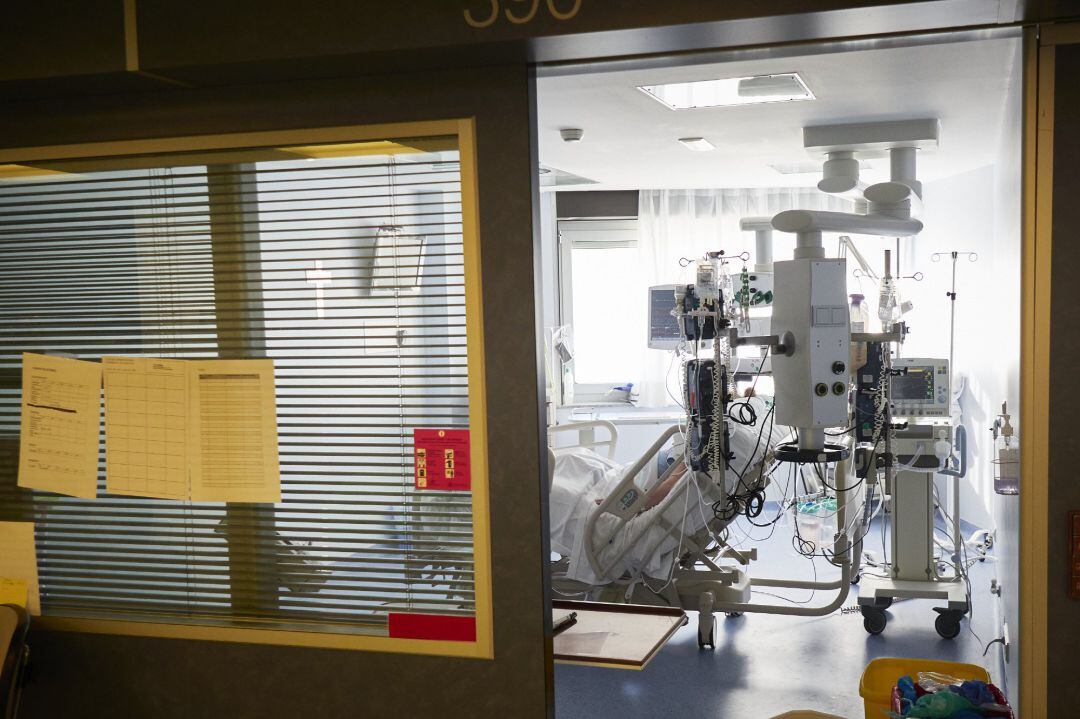 Un paciente en una habitación de la UCI de la Clínica Universidad de Navarra, en Pamplona