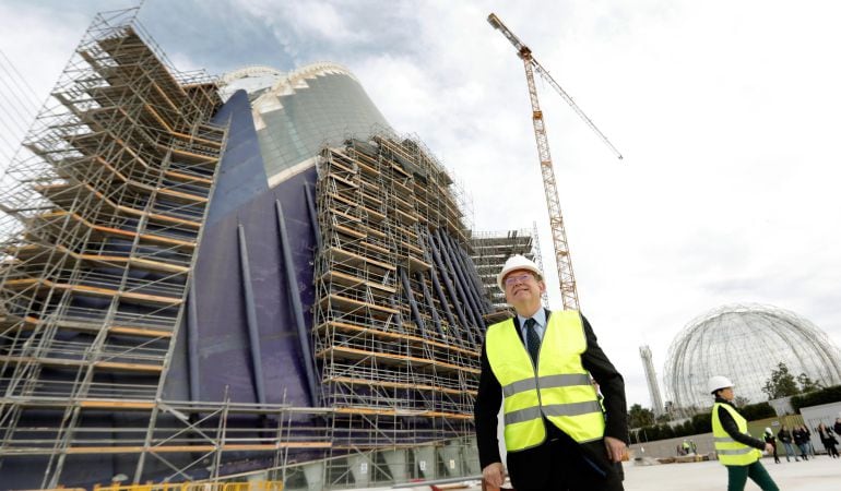 El presidente de la Generalitat, Ximo Puig, ha visitado las obras del Ágora de la Ciudad de las Artes y las Ciencias de Valencia, que Caixaforum está restaurando para su inauguración, prevista para el 2020.