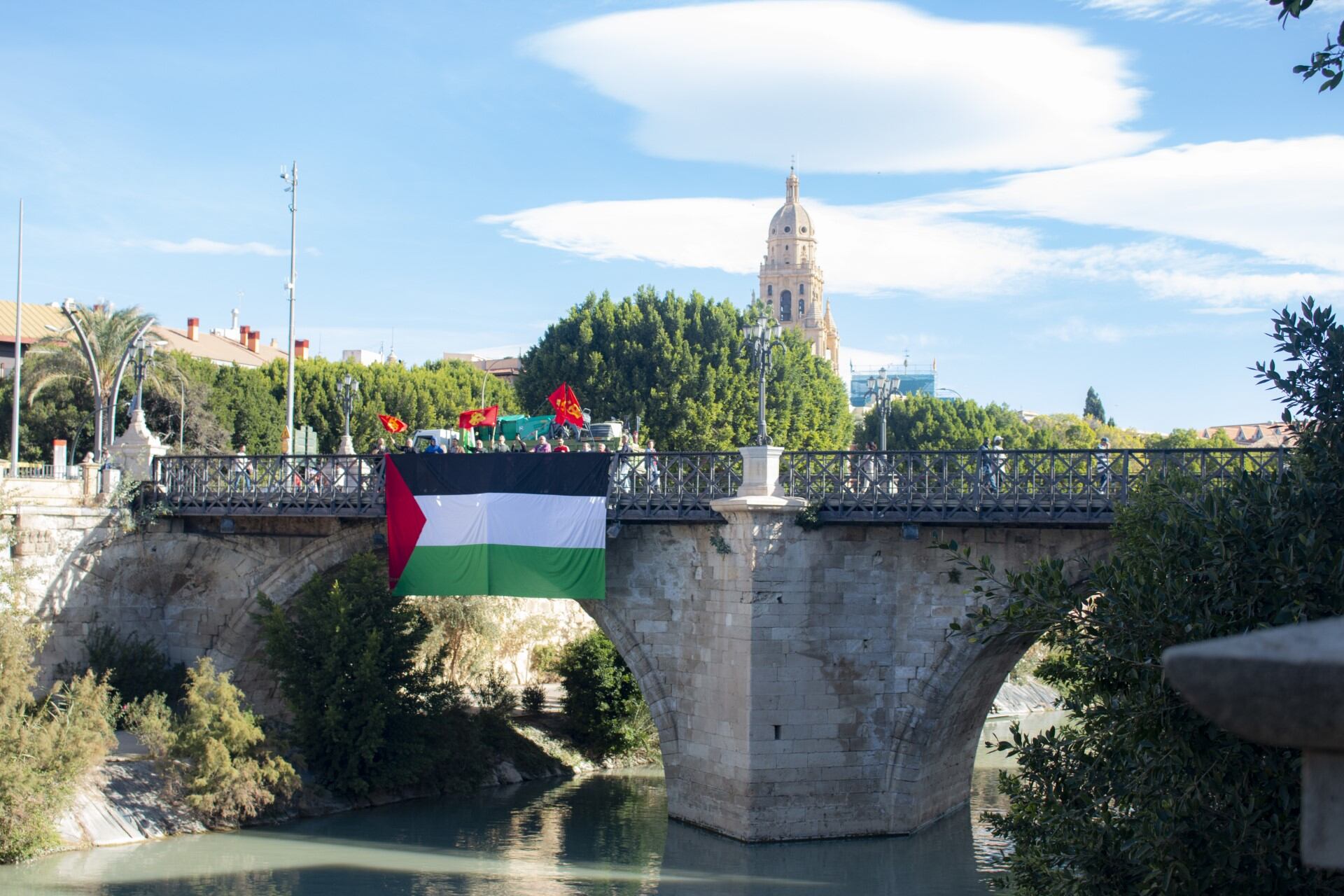 Bandera palestina sobre el Puente Viejo de Murcia