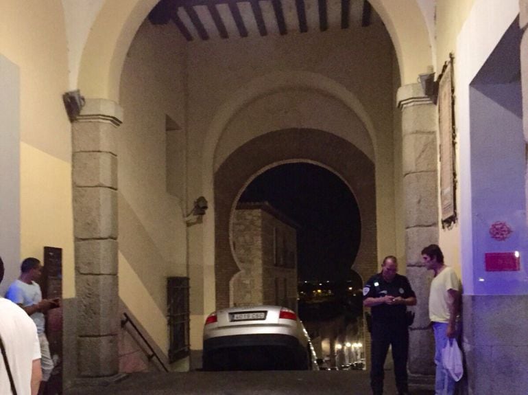 Vehículo a punto de precipitarse por las escaleras del Arco de la Sangre