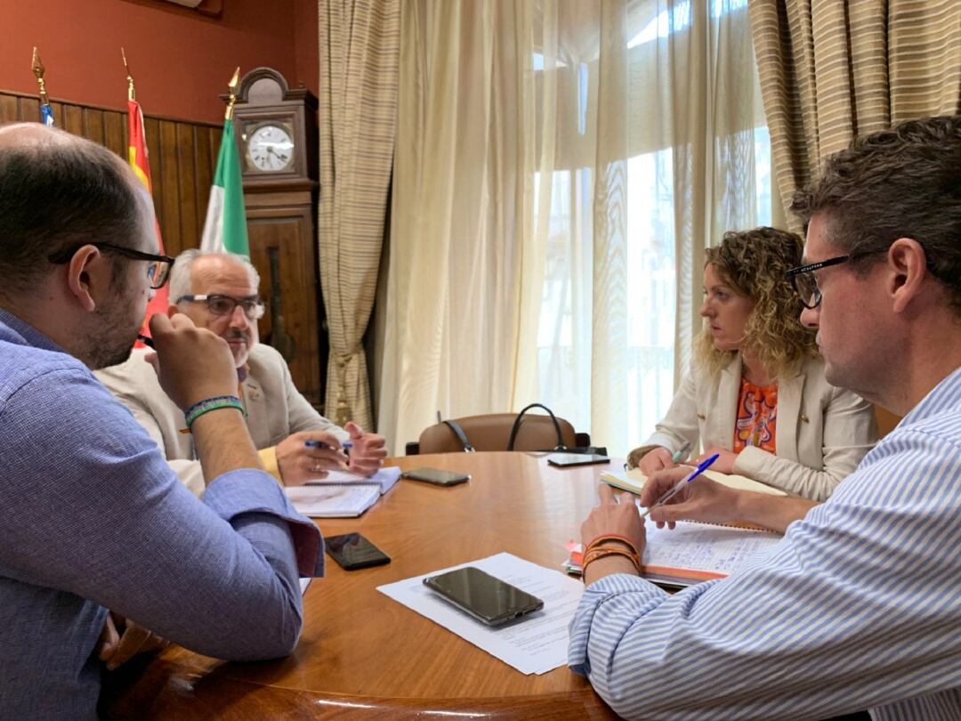 Reunidos de izquierda a derecha de la imagen, Pascual Manjón de Iznatoraf, Gabriel Fajardo de Villanueva del Arzobispo, Ana Belén Rescalvo de Sorihuela del Guadalimar y el anfitrión y alcalde de Villacarrillo, Francisco Miralles.