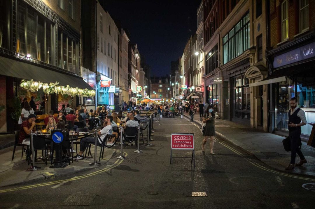 Terrazas en una calle cortada de Londres