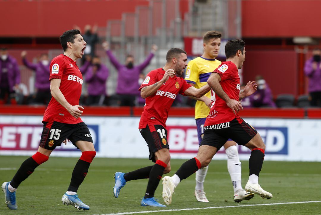 Celebración del primer gol de Abdón Prats ante el Almería.