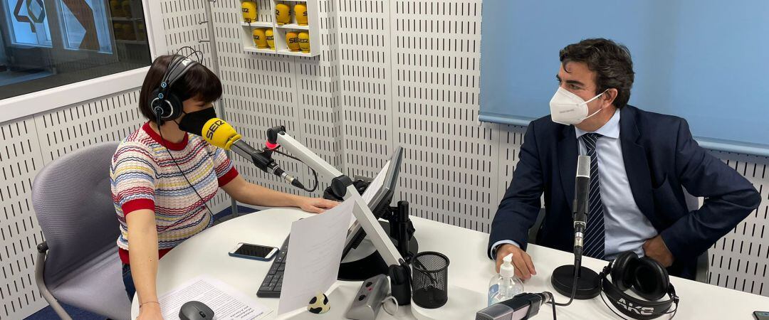 Martín Fernández Prado en los estudios de Radio Coruña
