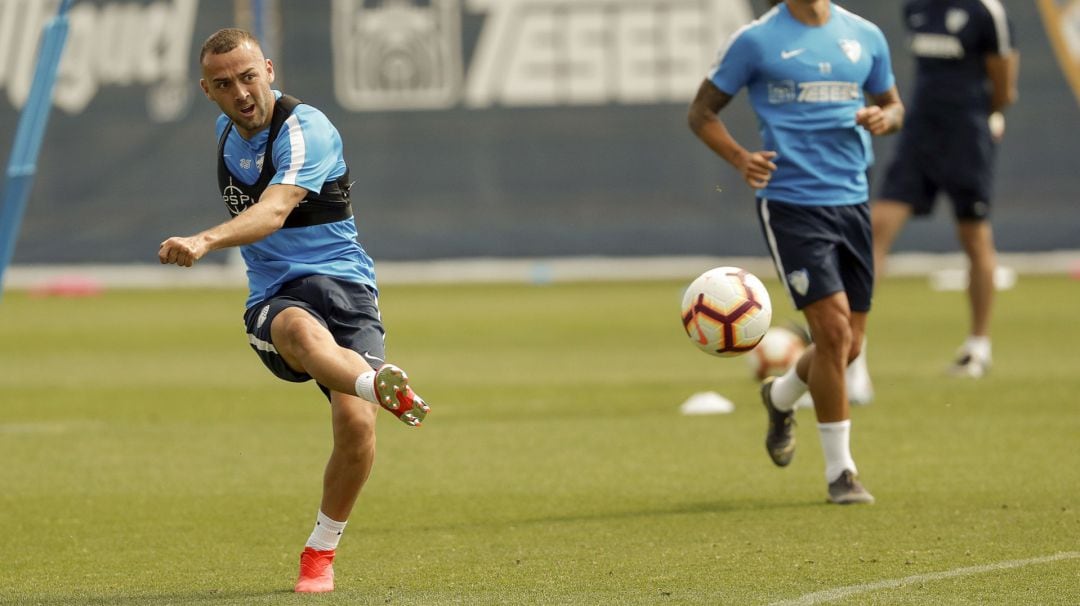 Keidi Bare, golpeando un balón en el entrenamiento del jueves