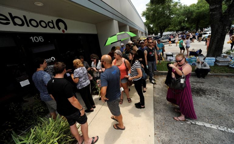 Cientos de personas esperan para donar sangre en Orlando