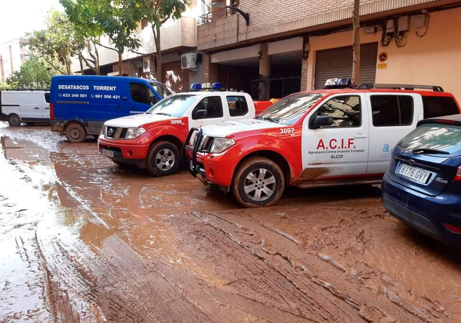 Imagen del facebook del Ayuntamiento de Alcoy con dos vehículos de ACIF Alcoi en la zona afectada