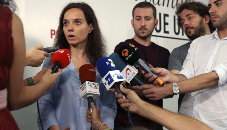 GRA081 MADRID, 2/8/2015.- La nueva secretaria general del PSOE de Madrid (PSOE-M), Sara Hernández, en la sede del partido, donde ha criticado hoy la &quot;absoluta descoordinación&quot; existente en Gobierno municipal de Madrid y ha afirmado que las ilusiones que transmitió al principio su alcaldesa, Manuela Carmena, se están &quot;deshaciendo poquito a poquito&quot;.En su opinión, Carmena no se preocupa por los problemas de los vecinos y &quot;se mete en guerras&quot; con los medios de comunicación, lo que no resuelve la vida de los vecinos ni acaba con los desahucios, el paro o la precariedad, ha dicho la nueva secretaria en una rueda de prensa para hablar de problemas de actualidad. EFE/Chema Moya