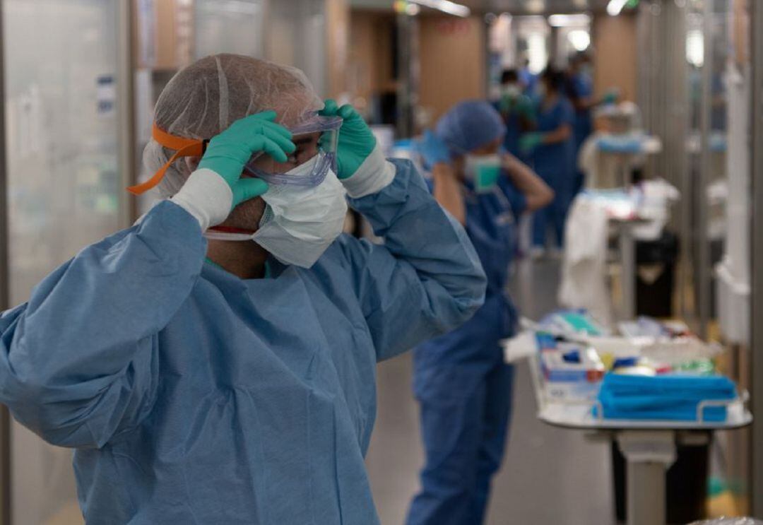 Enfermeros preparándose para entrar en una UCI