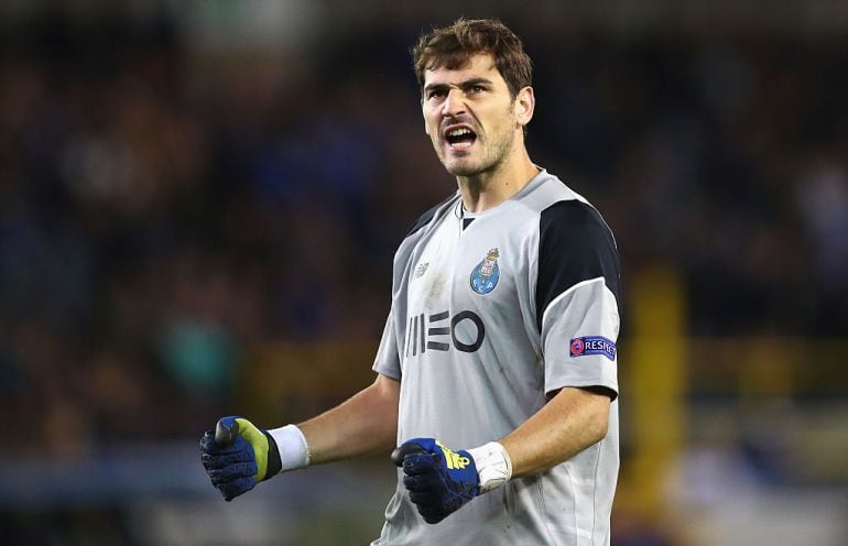 El guardameta español, Iker Casillas, defendiendo la camiseta del Oporto.
