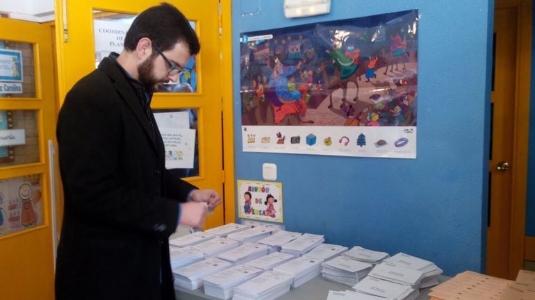 Ignasi Candela ejerciendo su derecho al voto