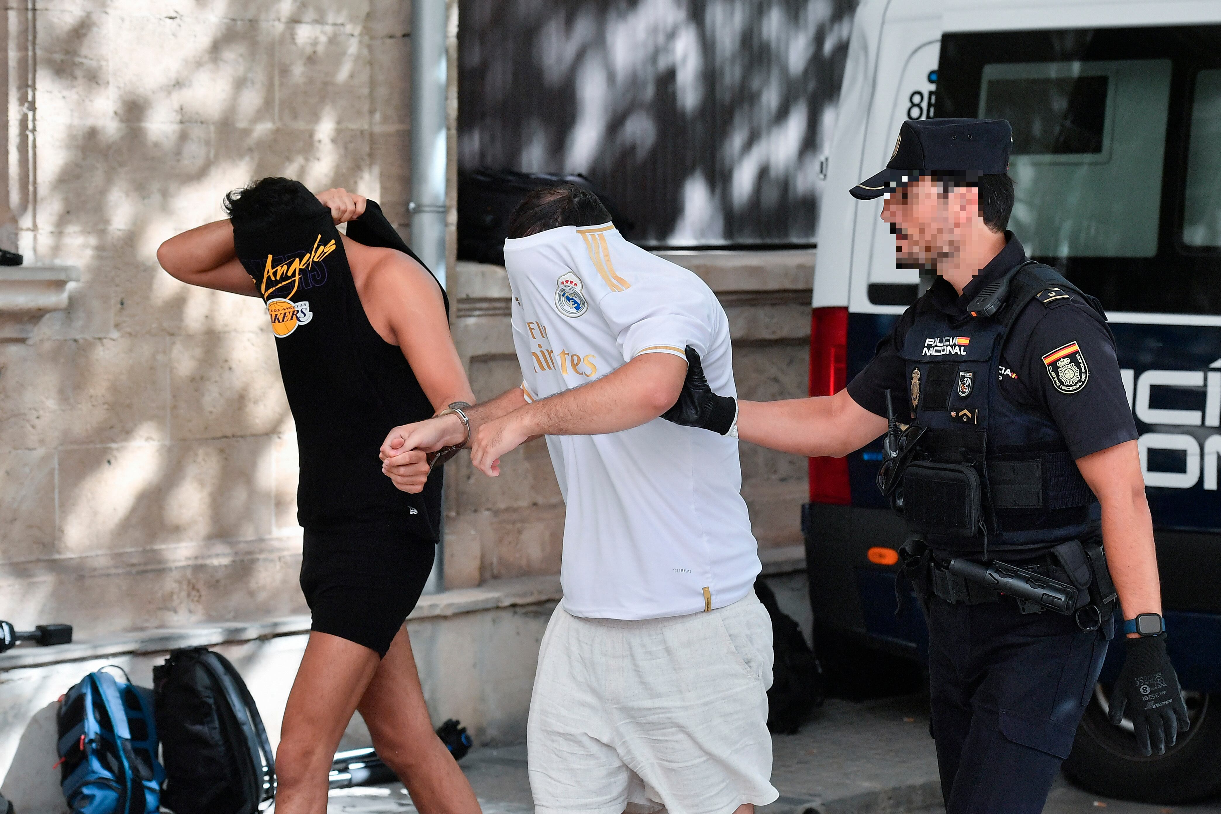 PALMA DE MALLORCA, 15/07/2023.- Los seis turistas alemanes detenidos por presunta agresión sexual a una compatriota pasan a disposición judicial en los juzgados de Palma de Mallorca este sábado. EFE/ Miquel A. Borràs
