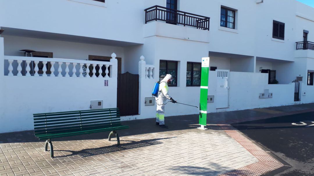 Labores de desinfección en Playa Honda.