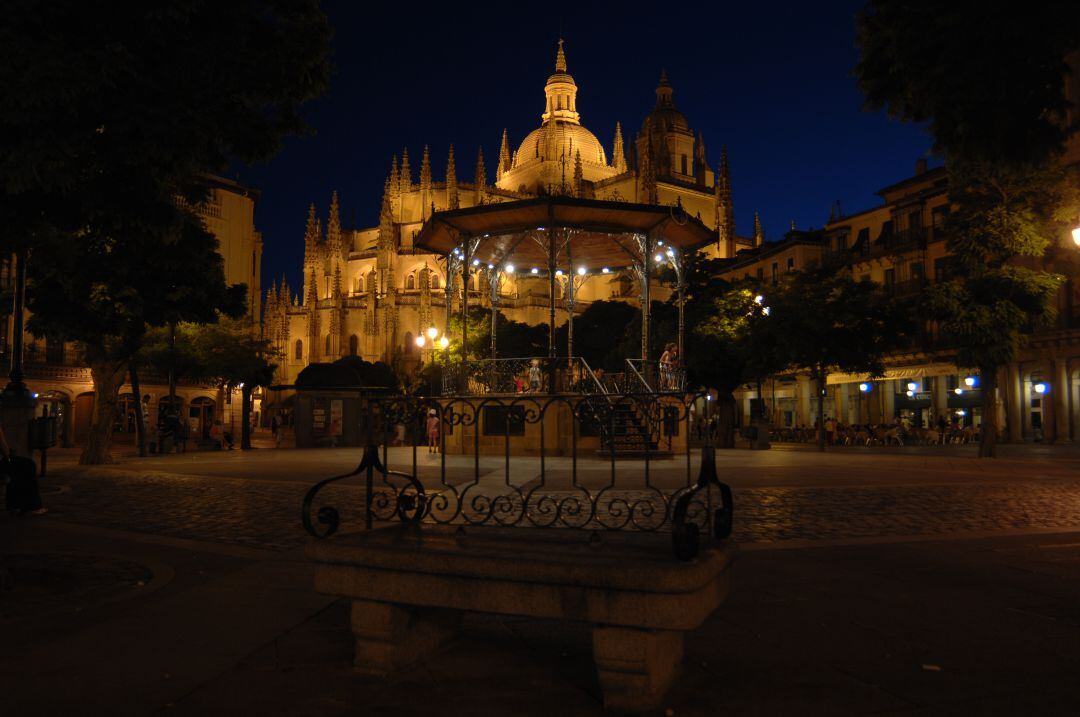 Imagen nocturna de la Catedral de Segovia