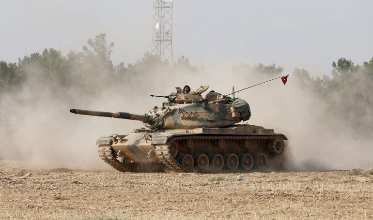 TUR03 GAZIANTEP (TURQUÍA).- Un tanque turco patrulla cerca de la frontera de Turquía con Siria durante una operación contra el llamado Estado Islámico en Siria, en el distrito de Gaziantep, Turquía, hoy, 24 de agosto de 2016. El Ejército de Turquía lanzó 