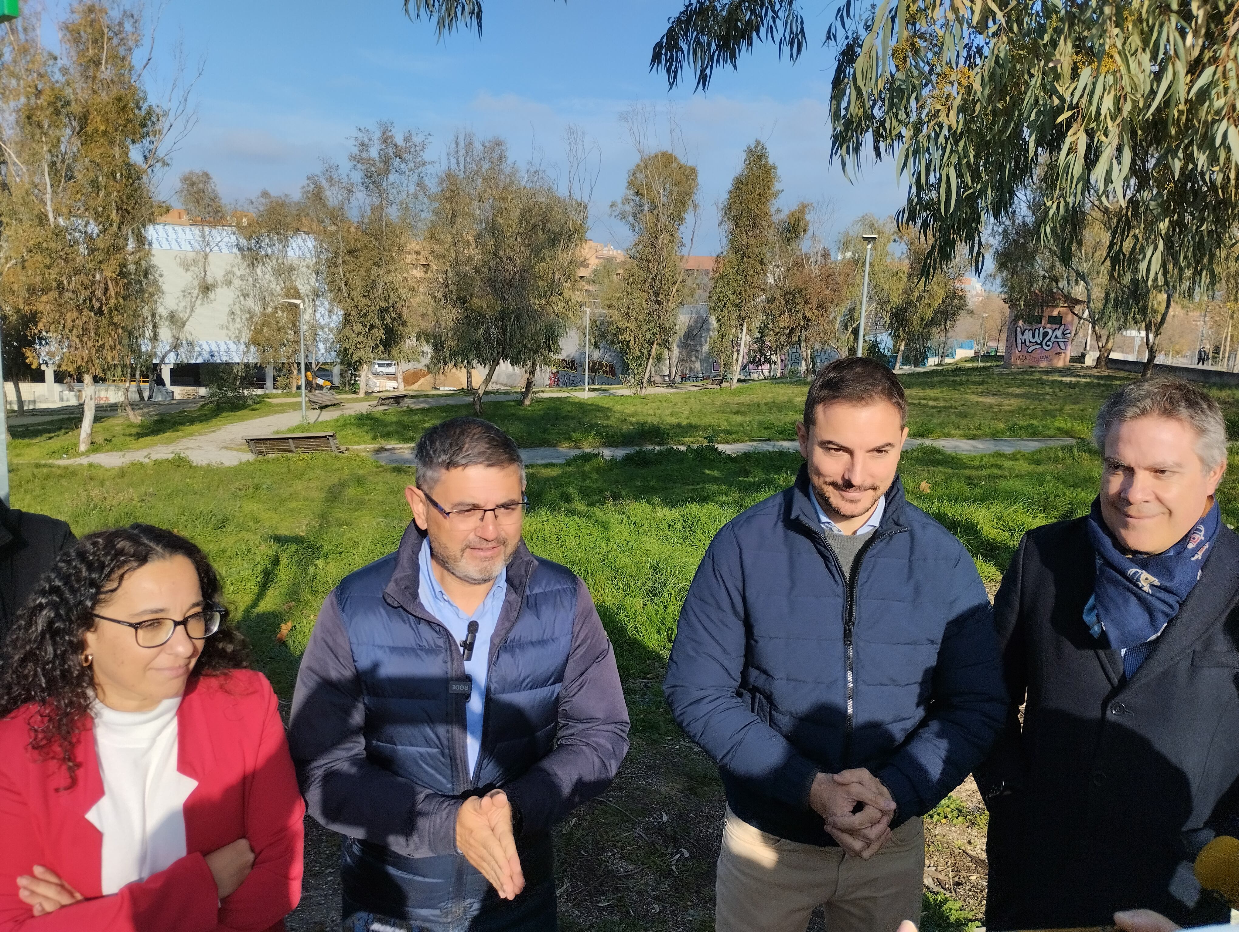 Los líderes del PSOE en Alcobendas acompañan al candidato autonómico Juan Lobato a visitar la parcela en la que exigen un nuevo centro de salud