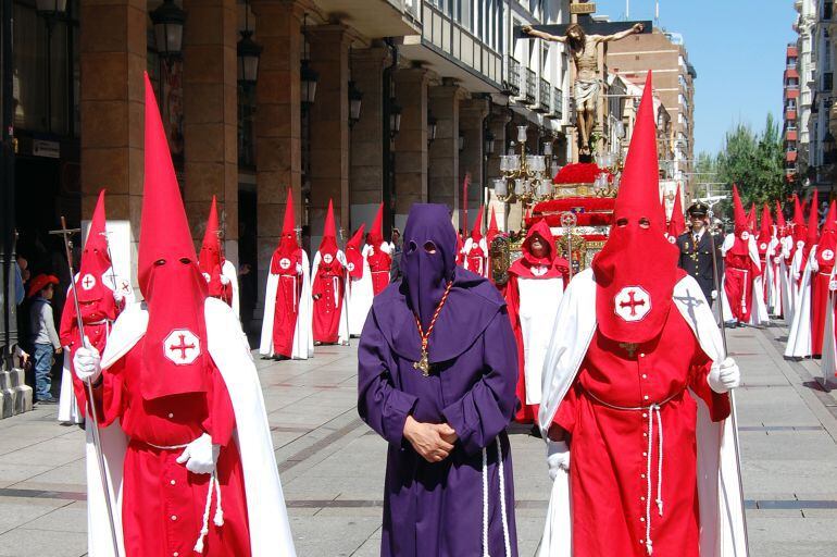 Imagen de archivo de la procesión de El perdón e indulto de 2014, en la que se contó con preso indultado