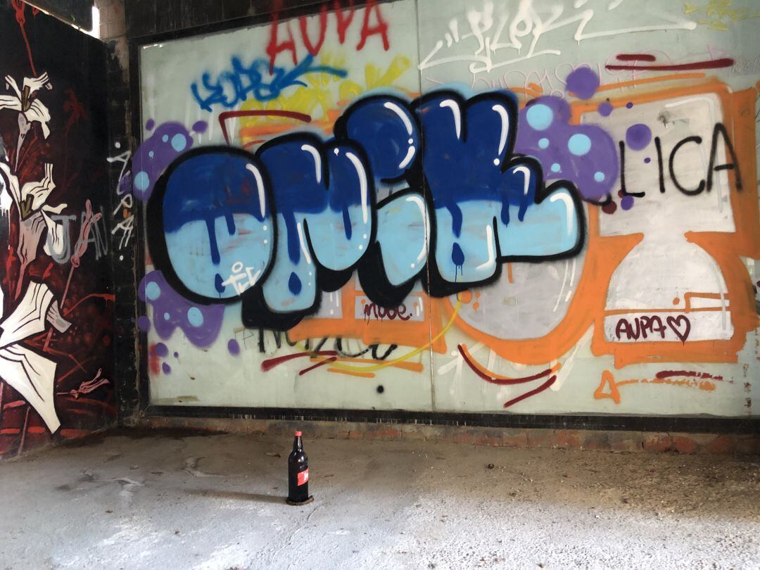 Una paret plena de puntades a Girona