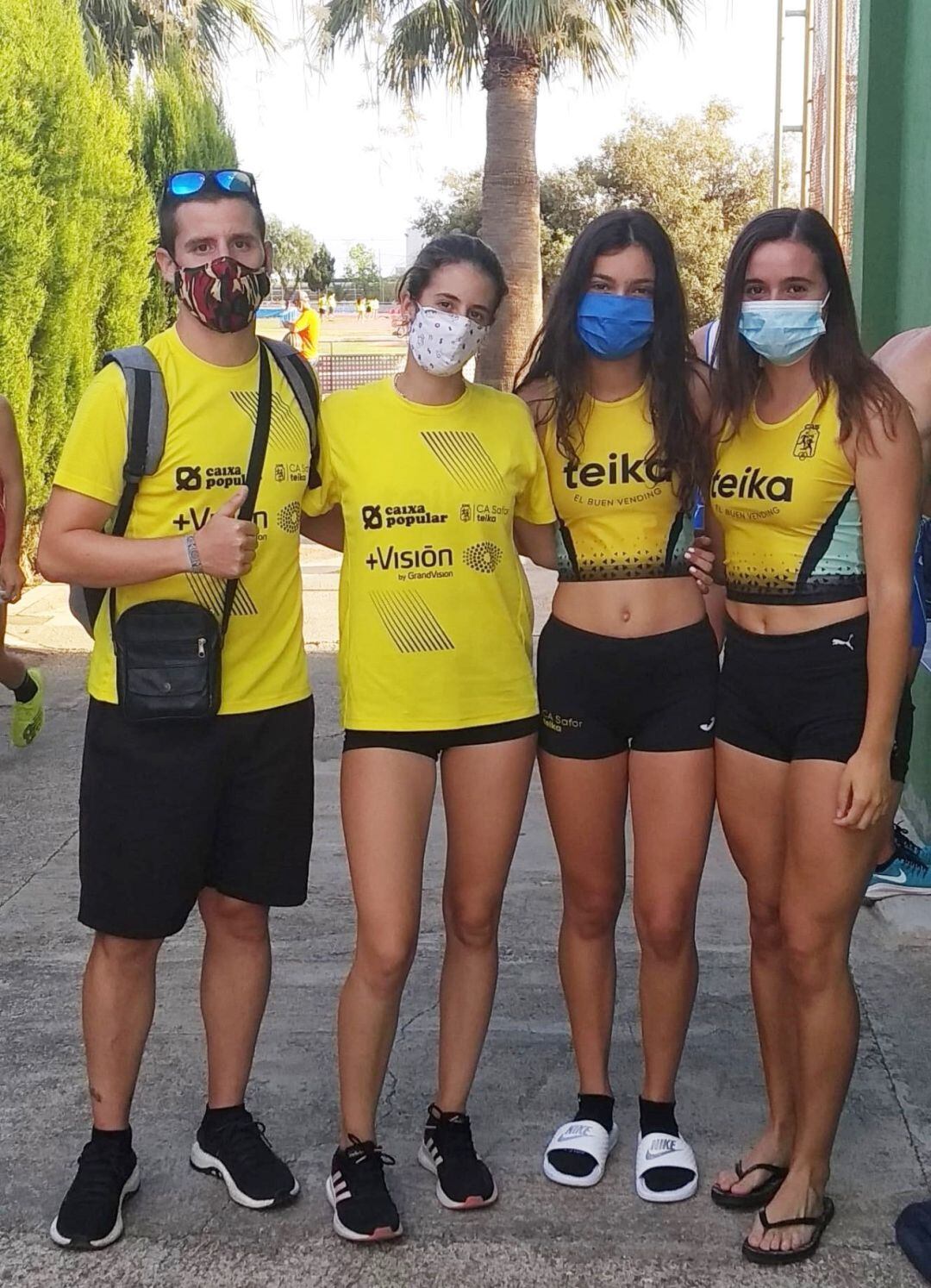 El entrenador Iván Martínez, con las atletas Aitana Ferrairó, Laura Sanchis y Claudia Martínez en Sagunt 