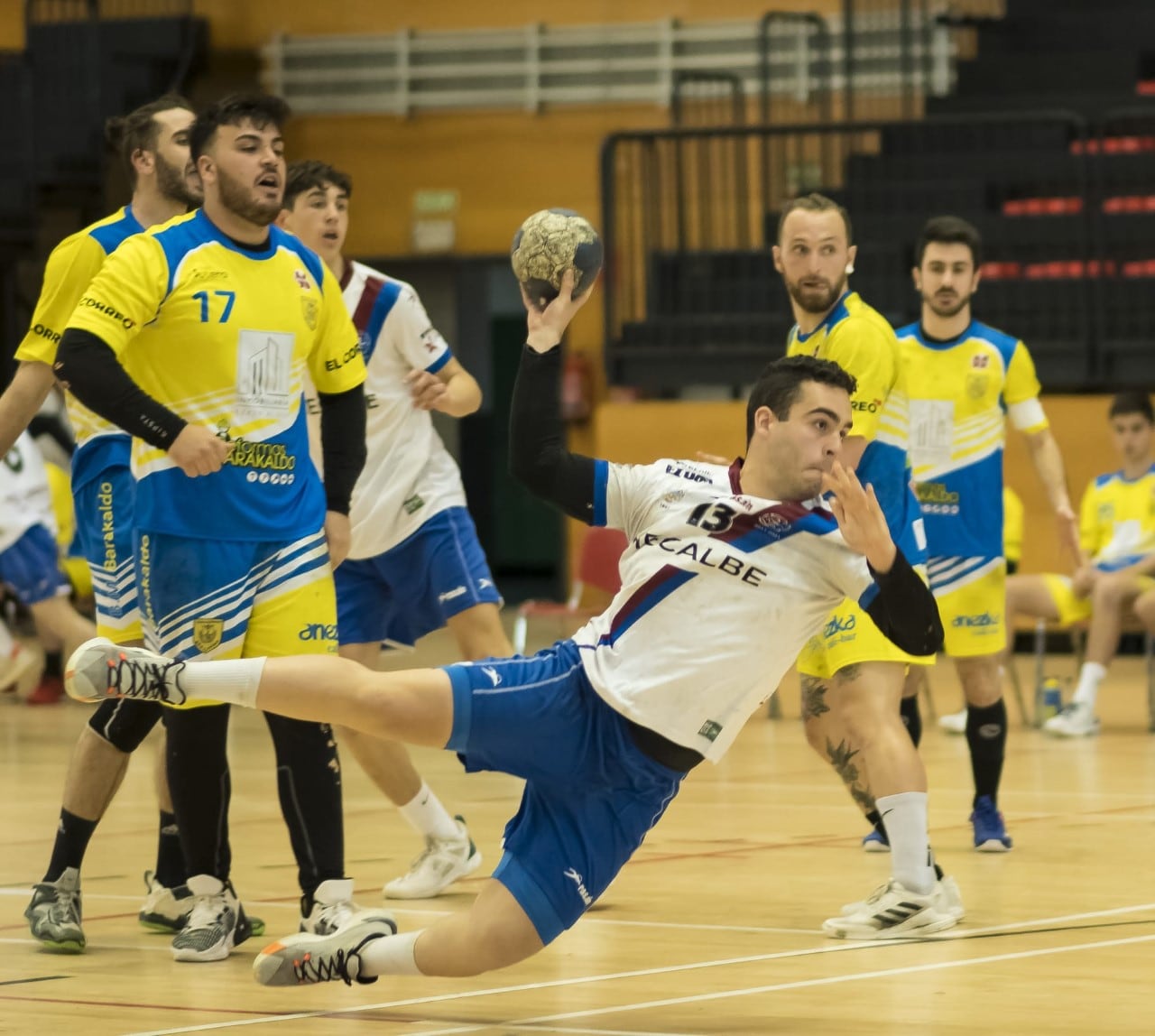 El primer equipo masculino del club se juega el ascenso de categoría el último fin de semana de mayo en el polideportivo de Ipurua