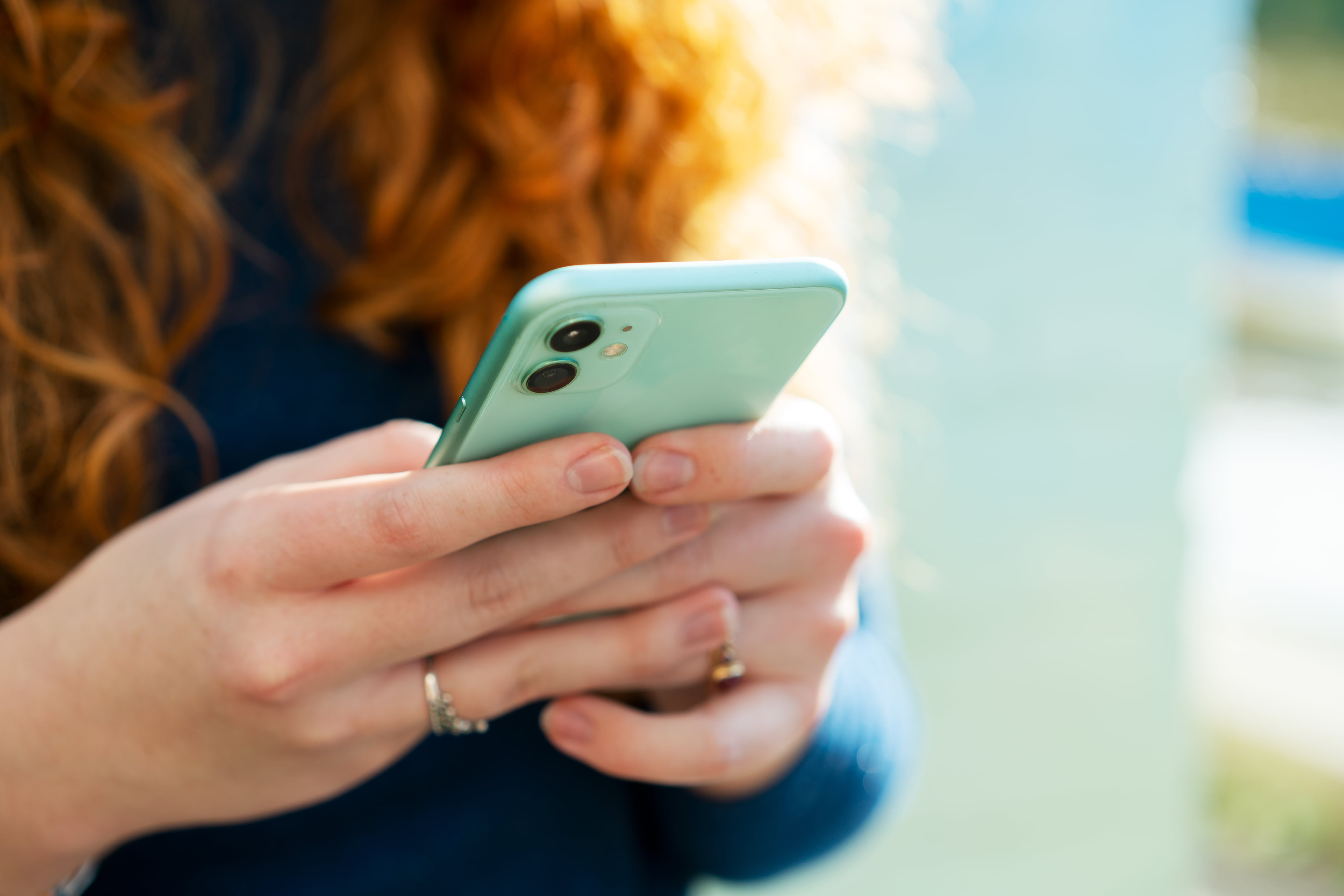 Una mujer usando un teléfono móvil.