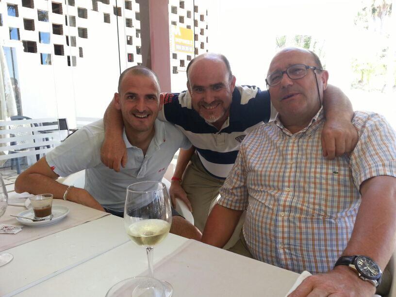 Paco Flores con Fernando Soriano y un fiel aficionado del Almería.