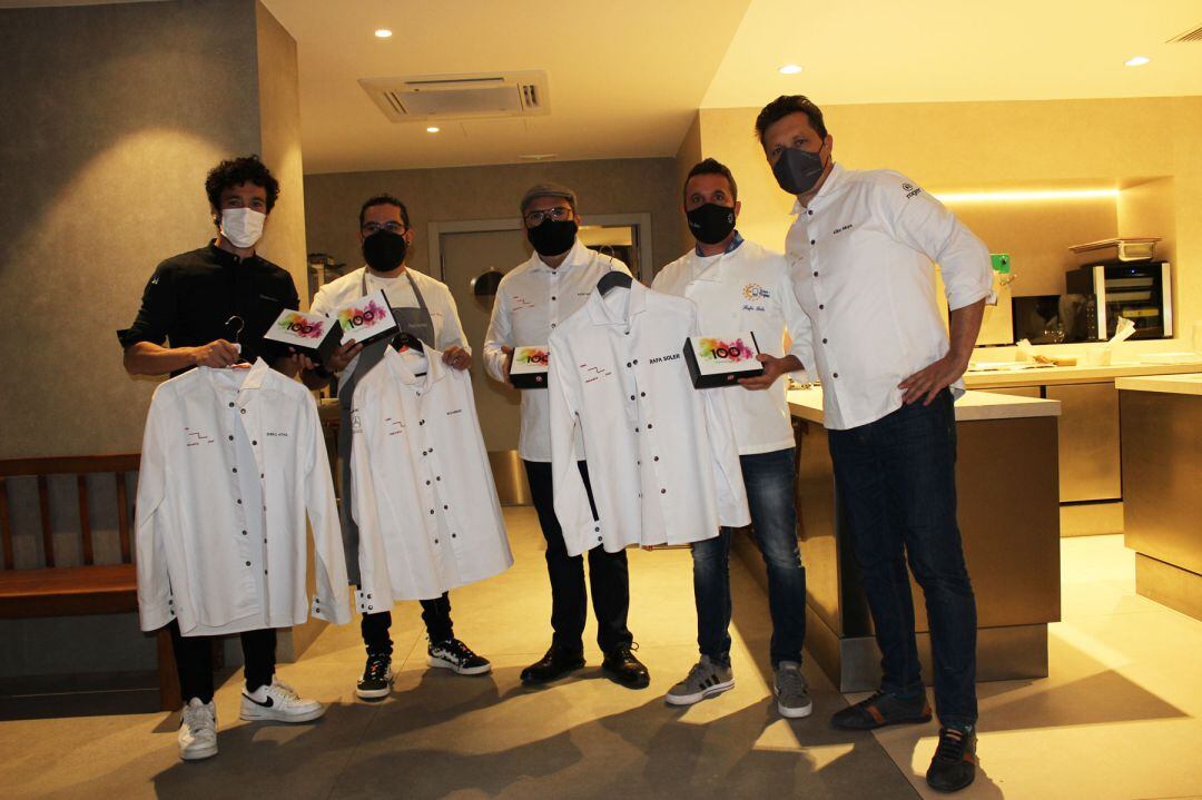 Eneko Atxa, Paco Méndez, Jesús Sánchez y Rafa Soler, junto a Kiko Moya, tras recibir unos regalos por parte del restaurante L'Escaleta