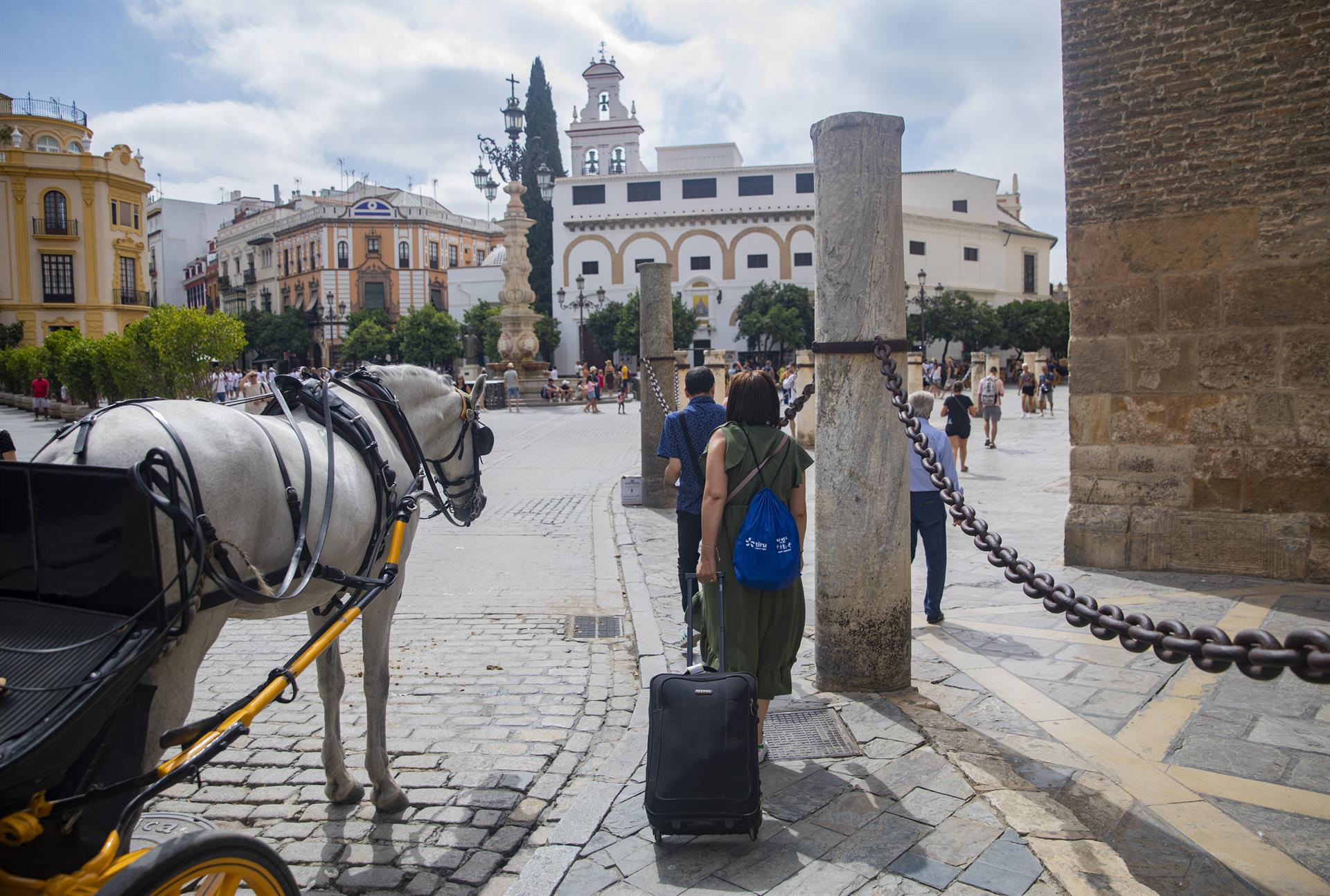 Turistas con maletas en el entorno de la Catedral de Sevilla, en una foto de archivo/ María José López