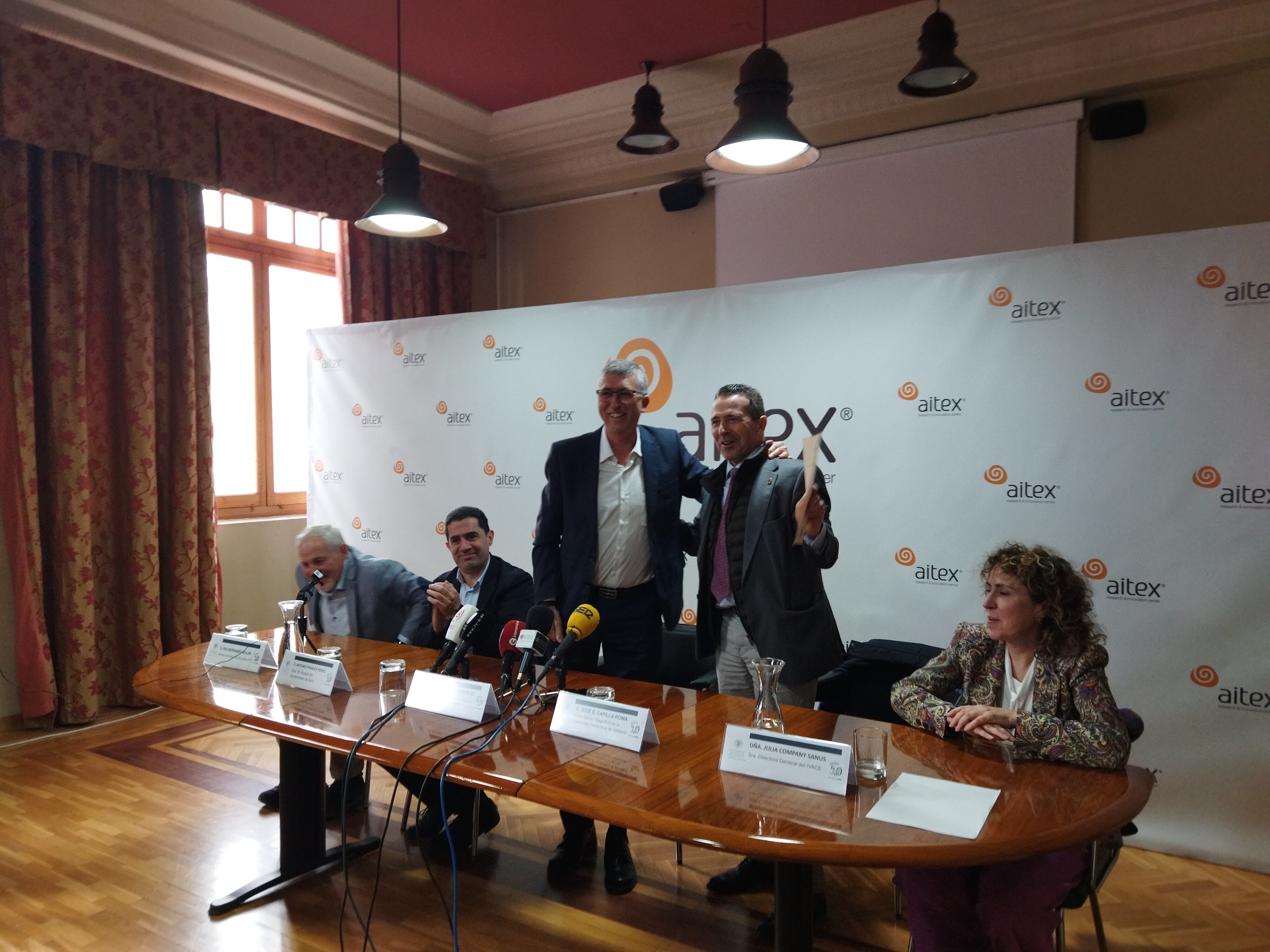 Rafael Climent, conseller de Economía Sostenible, ha entregado José E. Capilla, rector de la UPV, la documentación de la cesión del edificio Bambú al campus d&#039;Alcoi.