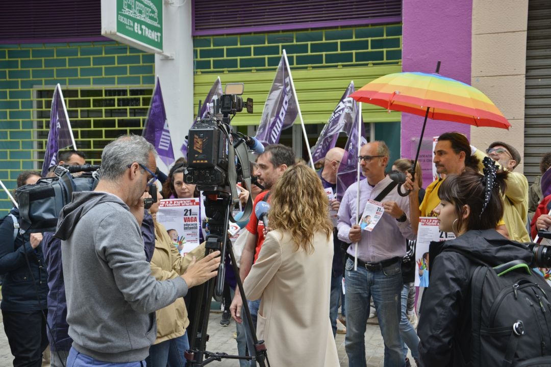 Piquete informativo del sindicato CCOO ante una escuela infantil en Valencia