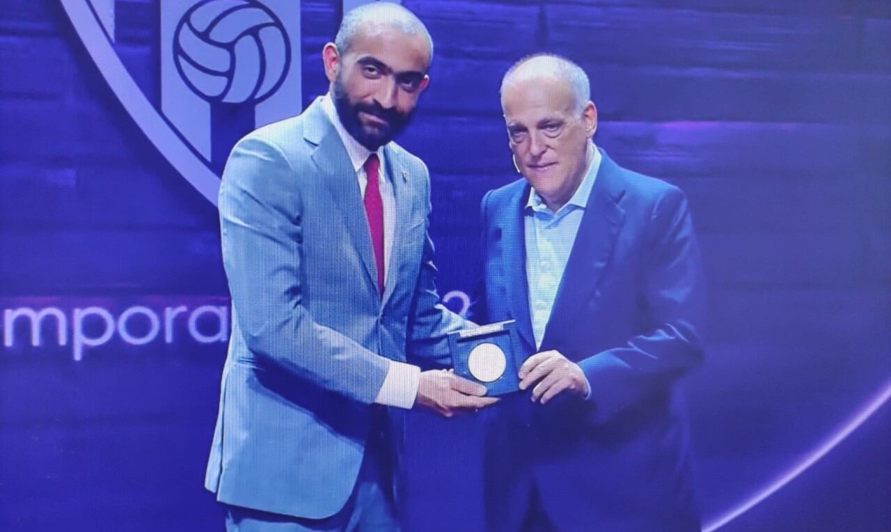 Mohamed El Assy con Javier Tebas en LaLiga.