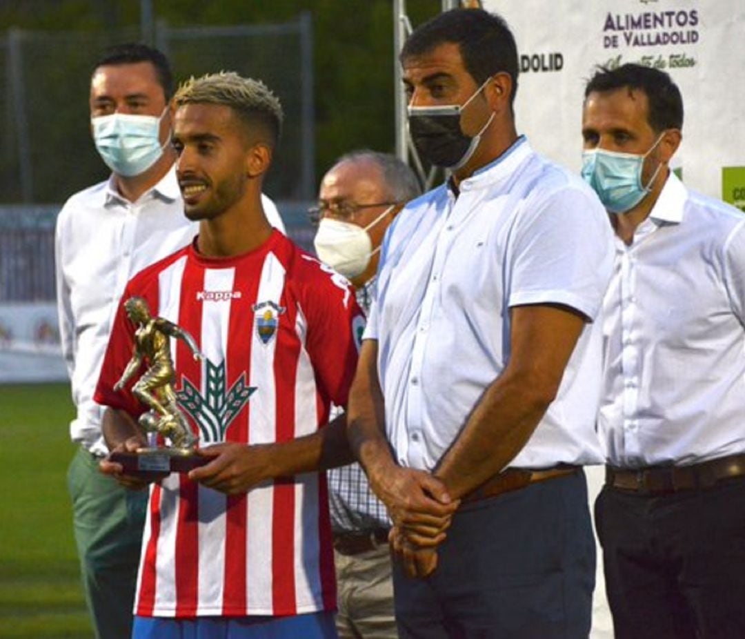 Hassan, recibiendo el galardón como Mejor Jugador en el Trofeo Diputación de Valladolid