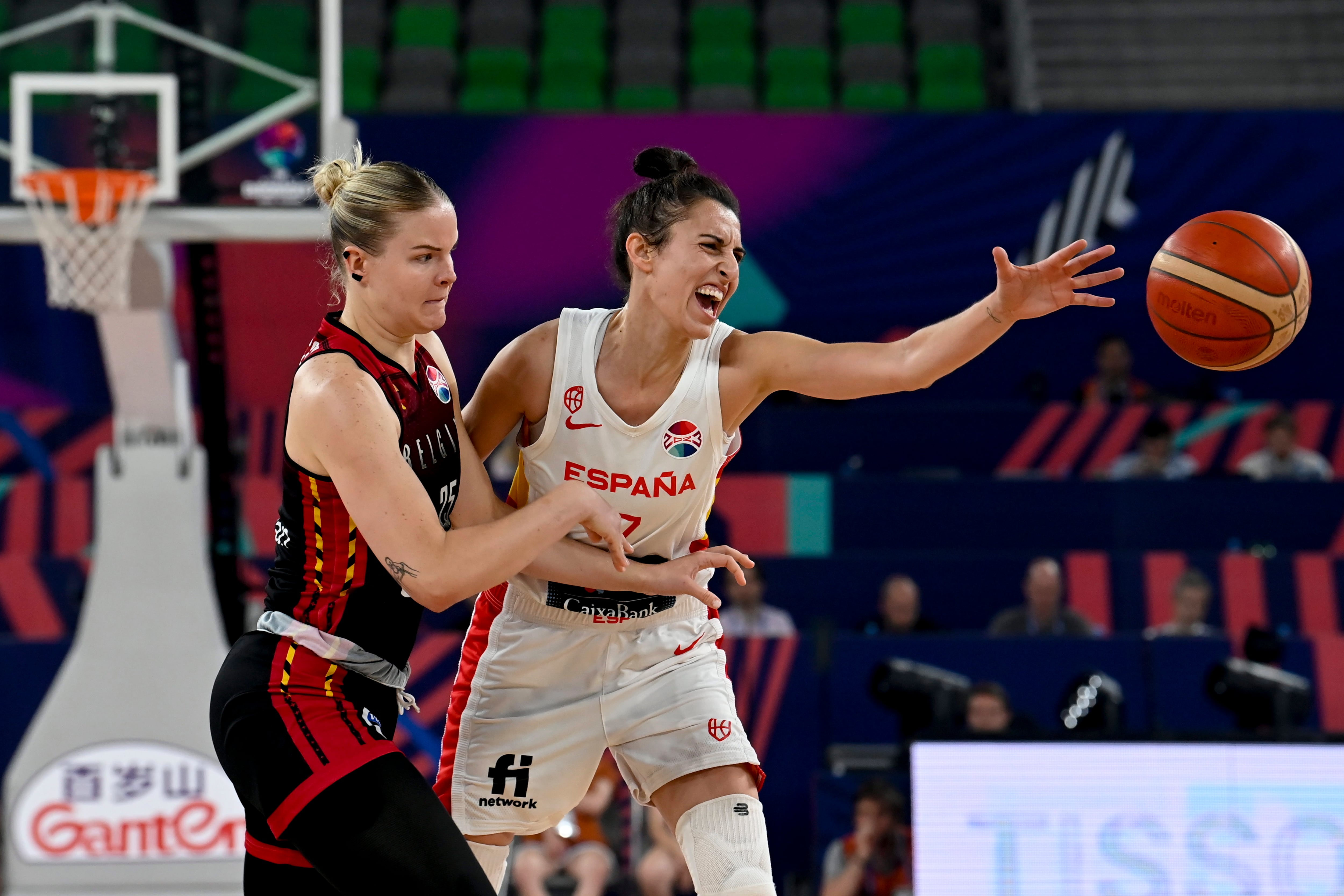 Ljubljana (Slovenia), 25/06/2023.- Becky Massey (L) of Belgium in action against Alba Torrens of Spain during the FIBA Women&#039;s EuroBasket final match between Spain and Belgium at Stozice Arena in Ljubljana, Slovenia, 25 June 2023. (Baloncesto, Bélgica, Eslovenia, España) EFE/EPA/Tamas Kovacs HUNGARY OUT
