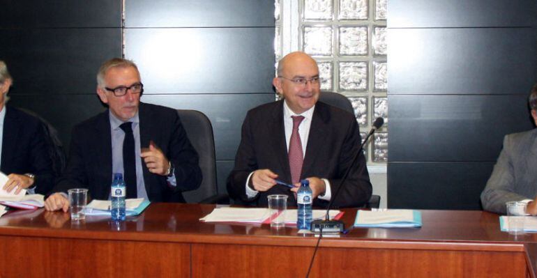 Plano general en què es veuen els periodistes, mentre els atén el president del TSJC, Miguel Ángel Gimeno, acompanyat del president de l'Audiència de Lleida, Francesc Segura, el 10 de novembre, en una pausa de la reunió de la Sala de Govern del TSJC, a Ll