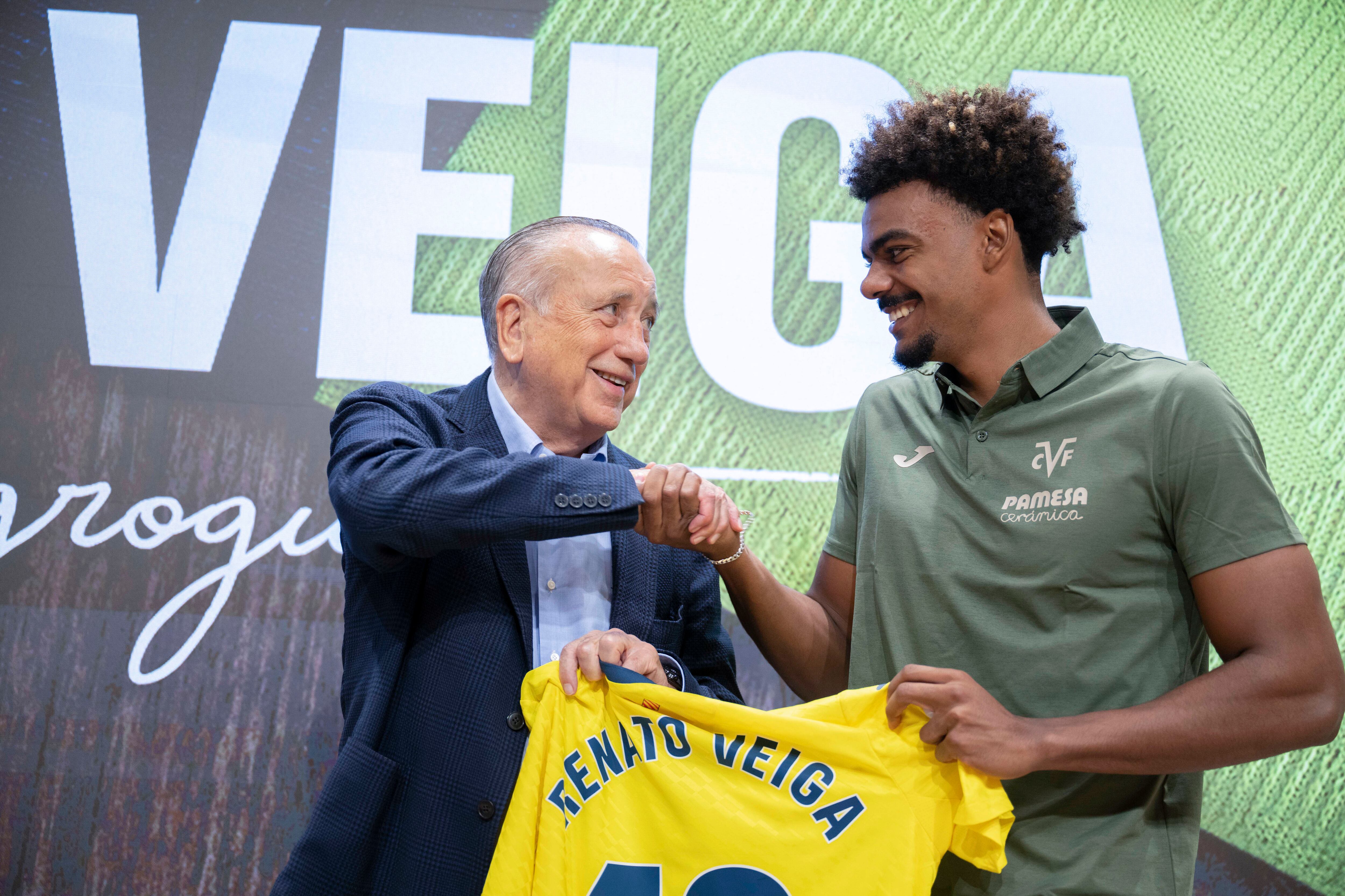 VILLARREAL (CASTELLÓN), 26/08/2025.- El presidente del Villarreal CF, Fernando Roig (i), presenta al último fichaje del equipo, el defensa internacional portugués Renato Veiga (d), el fichaje más caro de la historia del Villarreal, este martes en el Estadio de la Cerámica. EFE/ Andreu Esteban
